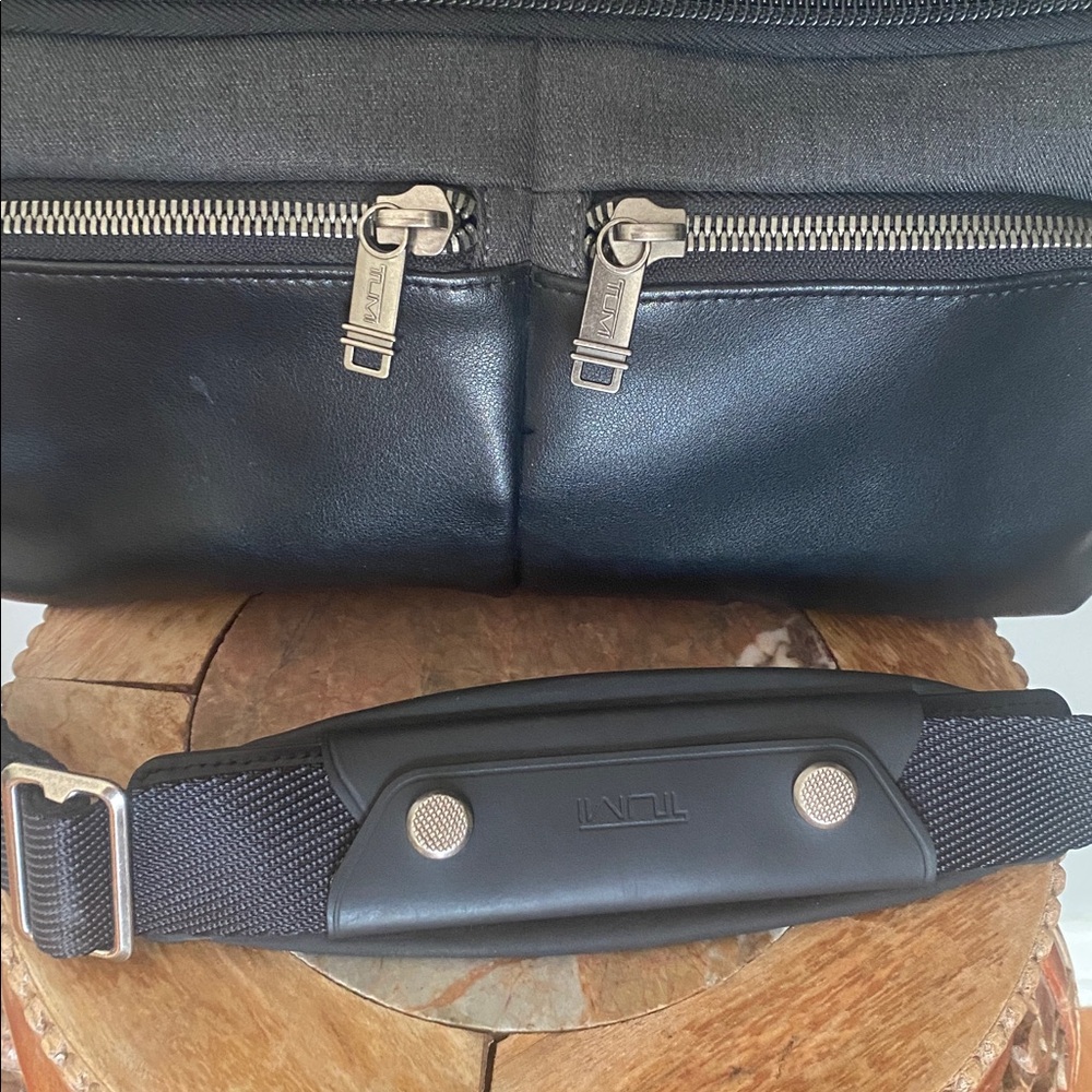 🖤😎TUMI Alpha Bravo Albany Slim Commuter Briefcase
- Black and Charcoal ♠️ - Picture 6 of 17